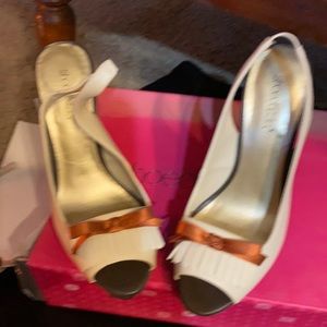 Sweet bow and fringe cream heels